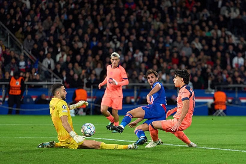 خوان جارسيا يتألق مع برشلونة رغم الهزيمة أمام باريس سان جيرمان